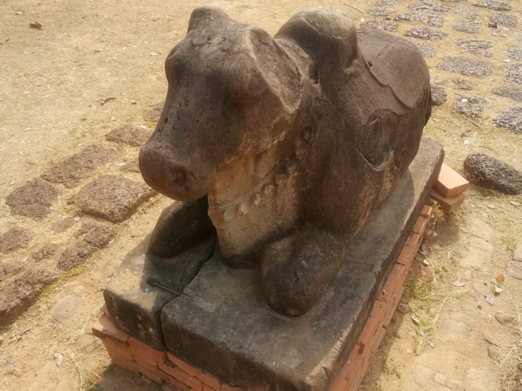 Skulptur einer Kuh im Tempel Preah Ko