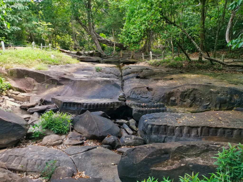 Ansicht des oberen Teils von Kbal Spean mit Shiva Lingas und reichlichen Verzierungen